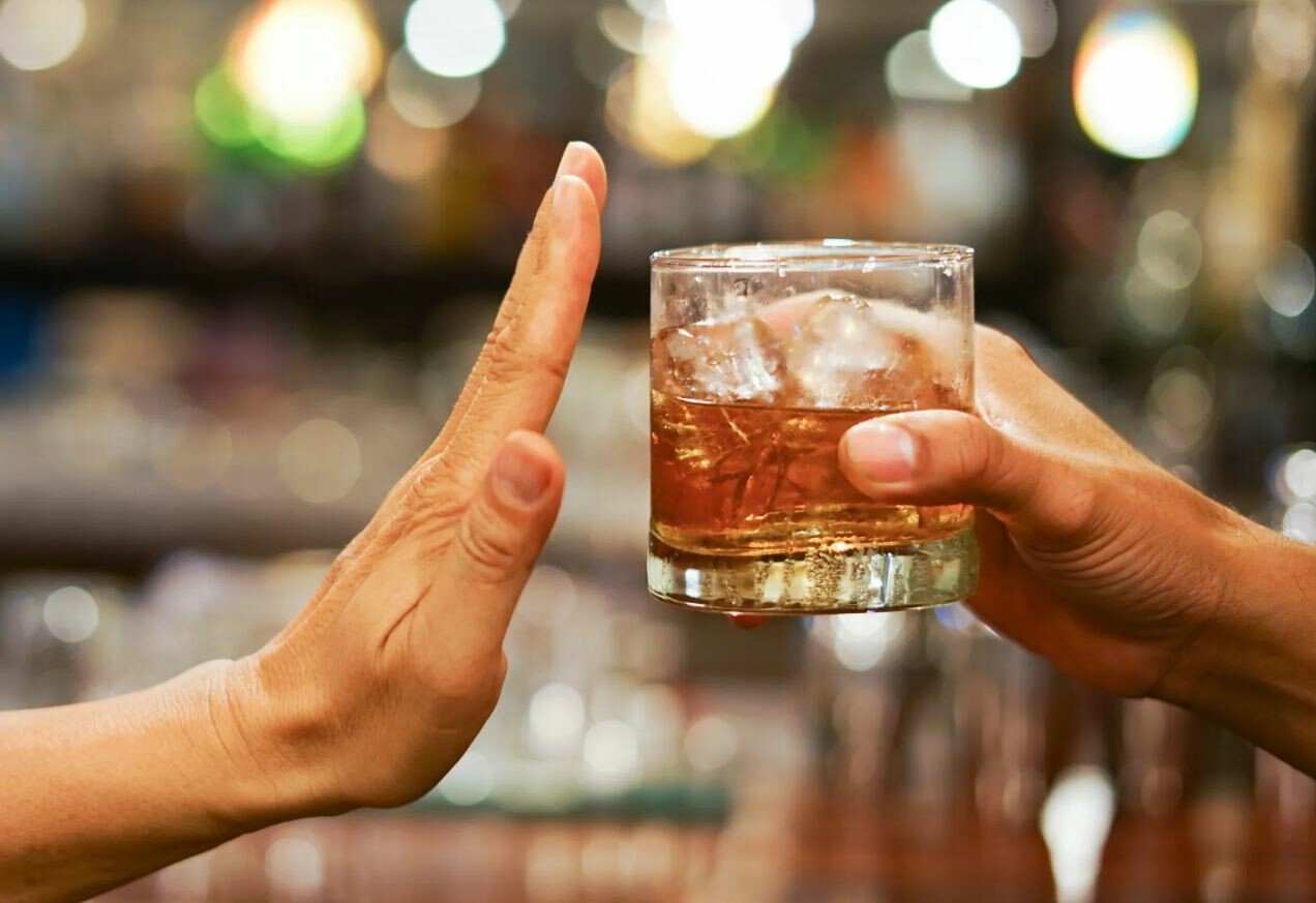 Νόμος στα χαρτιά: Οι ανήλικοι πίνουν και κανείς δεν τους σταματά