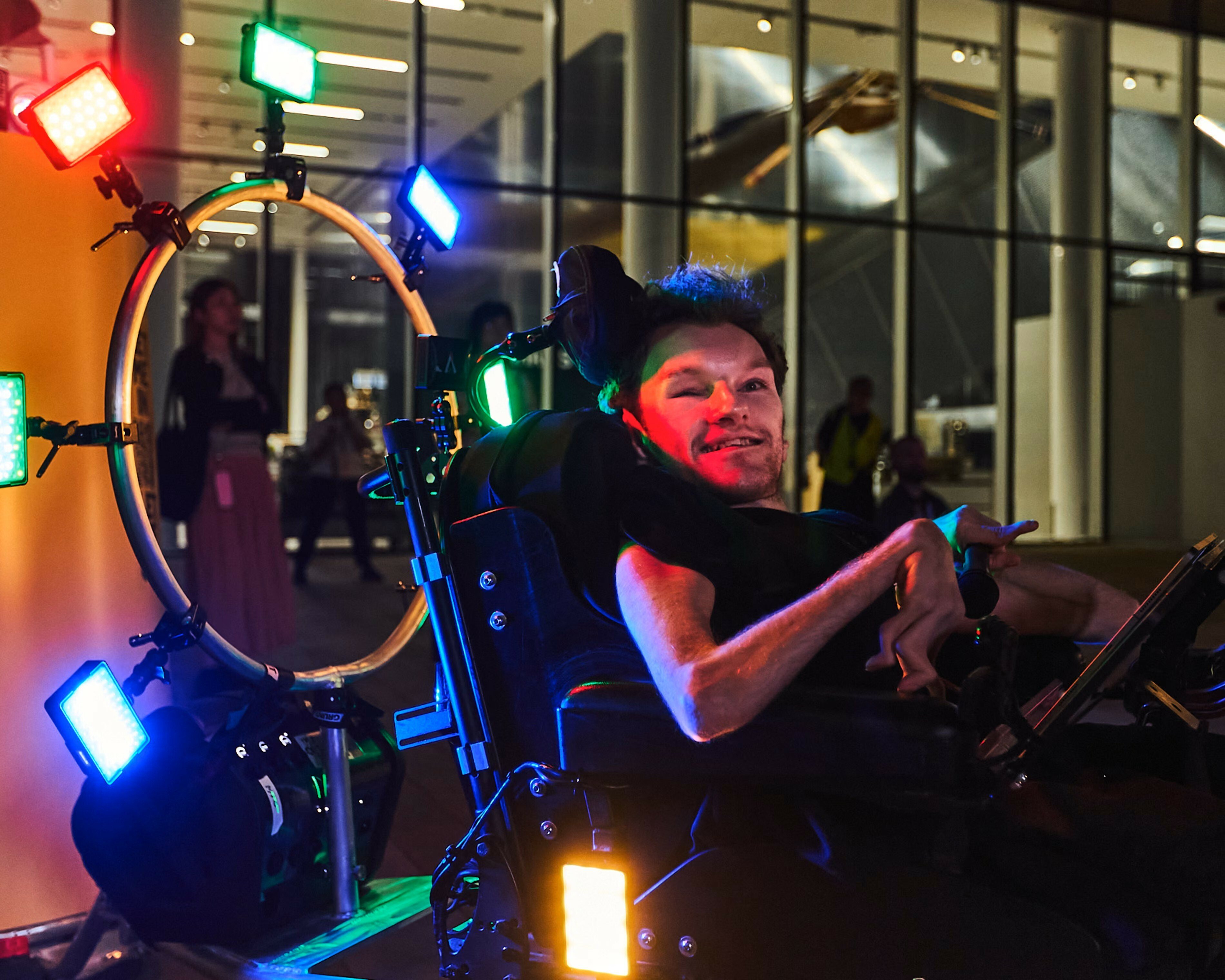 «Αφήστε με να μπω»: Καλλιτέχνης διαμαρτύρεται έξω από μεγάλα πολιτιστικά ιδρύματα που δεν είναι προσβάσιμα