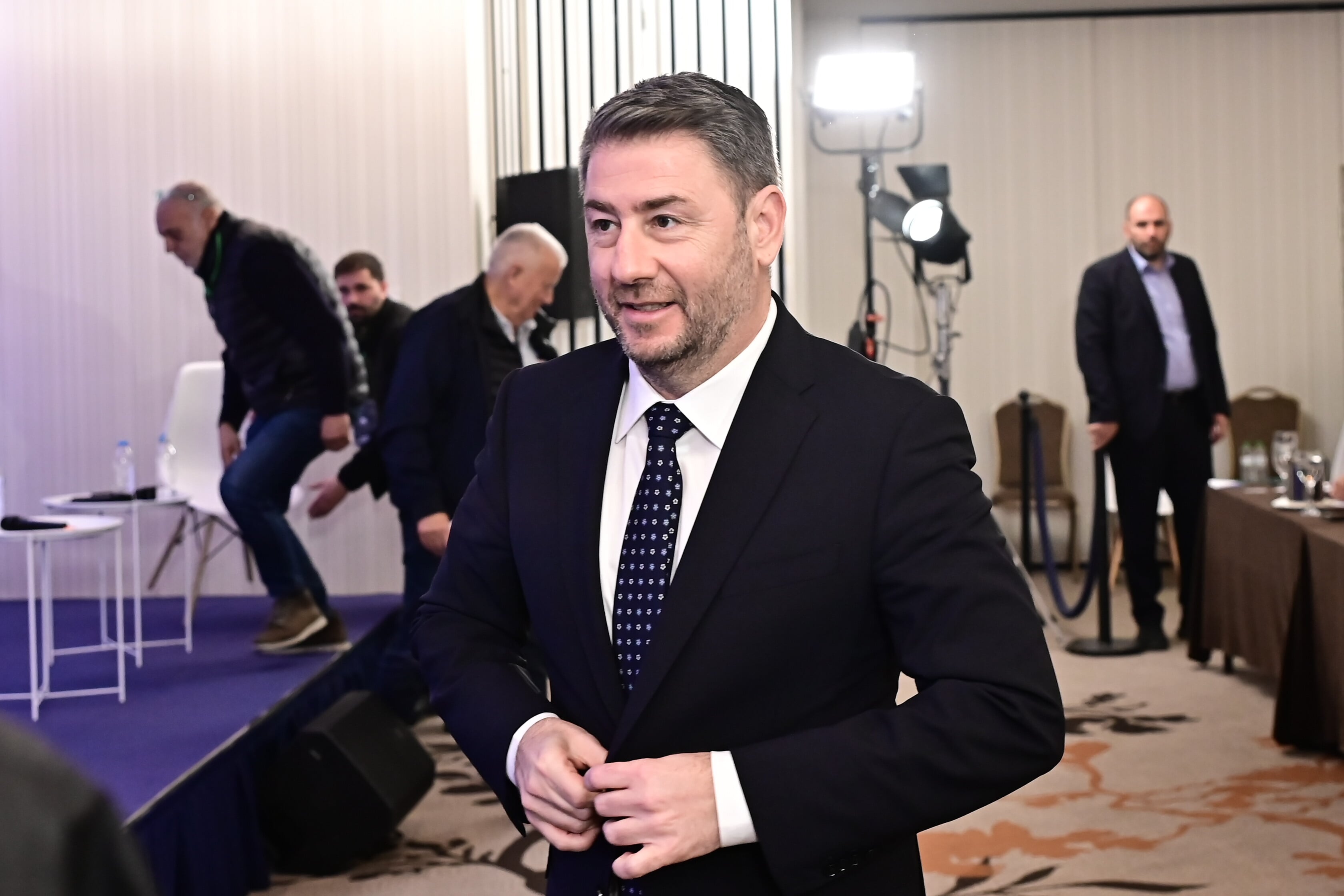 ΠΑΣΟΚ: «Ένα βήμα μπροστά, δύο βήματα πίσω»