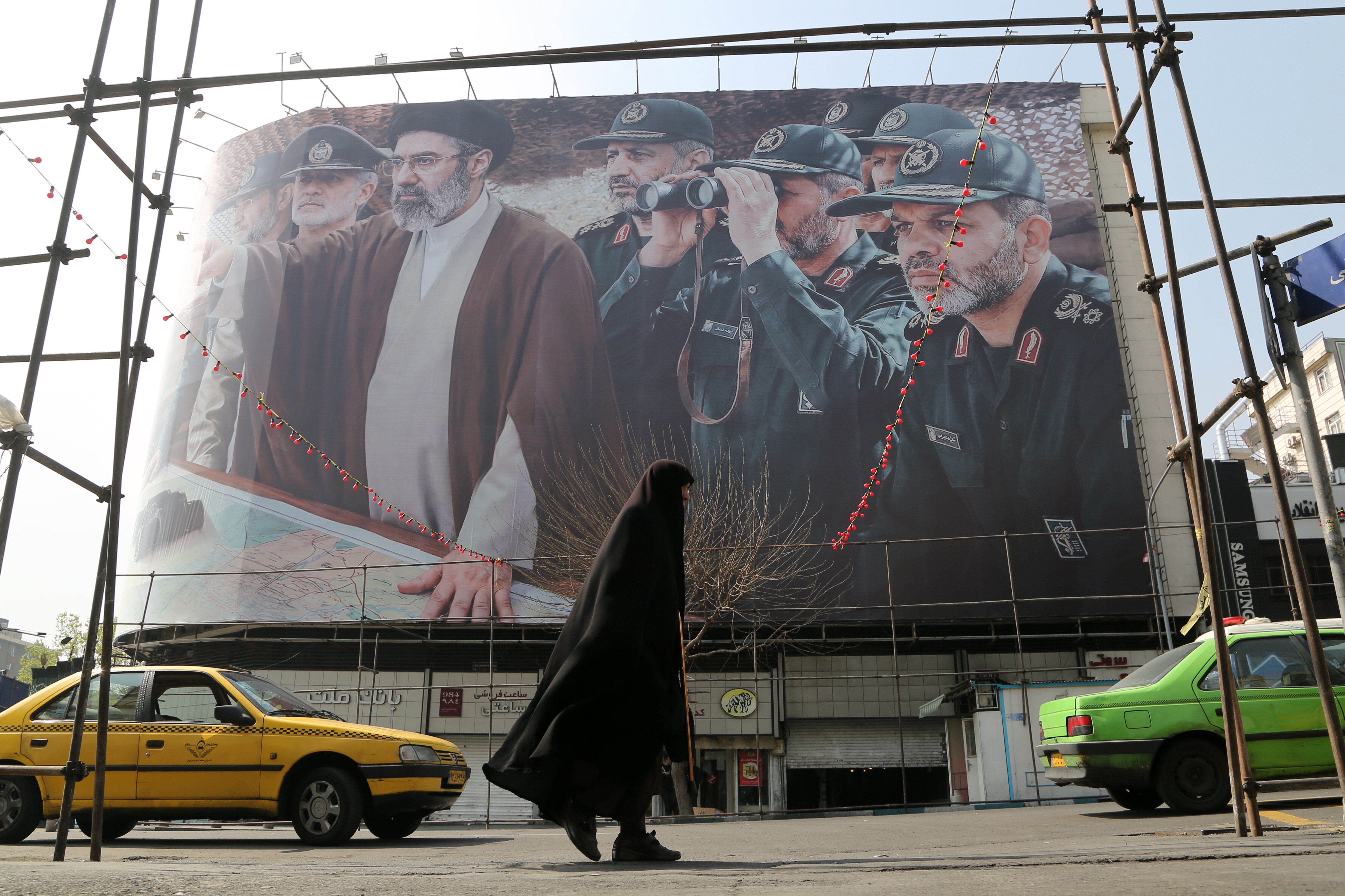 Σαχράμ Χοσραβί: «Ο πόλεμος ρίχνει “σανίδα σωτηρίας” στο καθεστώς της Τεχεράνης, το οποίο μόνο ο λαός μπορεί να ανατρέψει»