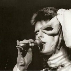 Οι δύο πιο εξωφρενικές θεωρίες συνωμοσίας για τον Θάνατο του Bowie δημοσιεύτηκαν σε ελληνικά μέσα ///