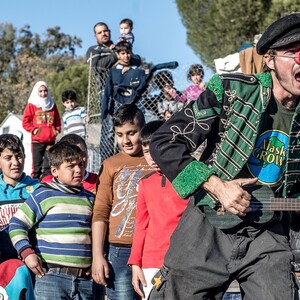 3η ημέρα: Οι άνθρωποι της Λέσβου. Kάτοικοι και εθελοντές από όλο τον κόσμο, που στέκονται αλληλέγγυοι στους πρόσφυγες.