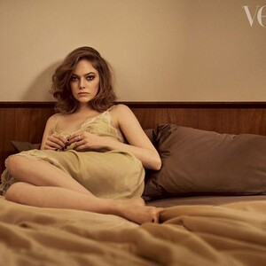 Η Έμα Στόουν στη Vogue - Στα γυρίσματα του «The Favourite» η Κολμαν έκρυψε ένα σφουγγάρι ανάμεσα στα πόδια της