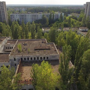 Ένα drone πετάει πάνω από την πόλη - φάντασμα του Τσερνόμπιλ