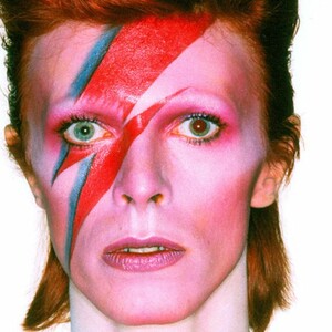 Η συναρπαστική ιστορία του Ziggy Stardust, του ανδρόγυνου ροκ σταρ από το διάστημα