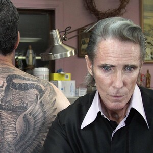 Ο θρυλικός tattoo artist Mark Mahoney αφηγείται ιστορίες από το Los Angeles