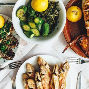 Tα 7 καλύτερα μέρη για φθηνό ψάρι και μεζέδες ούζου στην Αθήνα