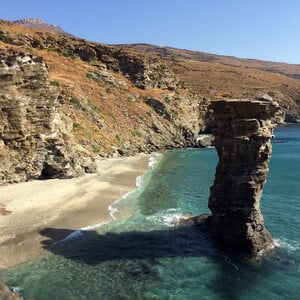 Σαββατοκύριακο στην Άνδρο: τέχνη, σταλακτίτες, αμυγδαλωτά και της Γριάς το Πήδημα