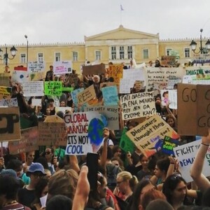 H Γκρέτα Τούνμπεργκ επέλεξε Αθήνα - Δημοσίευσε φωτογραφία από τη διαδήλωση των μαθητών στο Σύνταγμα