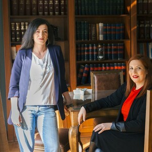 «Η Μάγδα Φύσσα έγινε μάνα όλων μας»: Μια συζήτηση με τις συνηγόρους της οικογένειας Φύσσα