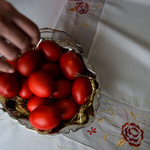 Tα κόκκινα αυγά του Πάσχα και τα περίεργα έθιμα που τα συνοδεύουν απ' όλο τον κόσμο