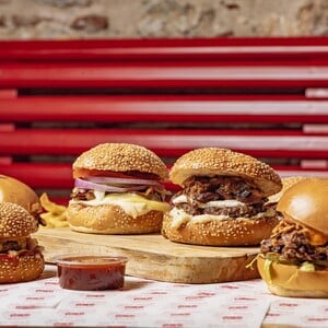 Pax Burgers: Η αυθεντική street food εμπειρία μόλις κατέκτησε και το Χαλάνδρι