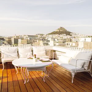 NEW Hotel Art Lounge & Lobby Bar: Το Art Lounge και το Lobby Bar, τα δύο εστιατόρια του NEW Hotel, ανανεώνουν μενού και διάθεση, και υποδέχονται το καλοκαίρι