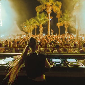Bolivar Beach Club: Το καλοκαίρι στην Αθήνα έχει κόκκους από άμμο και ρυθμό από αξέχαστα πάρτι