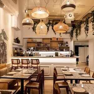 Mezze Athens: H σύγχρονη εκδοχή του μεζεδοπωλείου στο κέντρο της πόλης