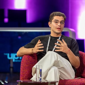 Upfront 2025: Πώς διαμορφώνουν Gen Z και millennials το σύγχρονο εργασιακό τοπίο 