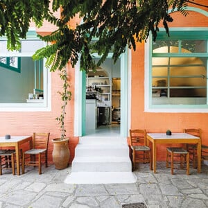 Stella’s Arnados: Ιταλική πίτσα και spritz στα καλντερίμια της Τήνου