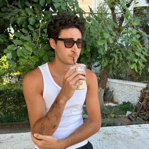 Ο Fin θέλει να δοκιμάσει όλους τους freddo cappuccino που κυκλοφορούν εκεί έξω