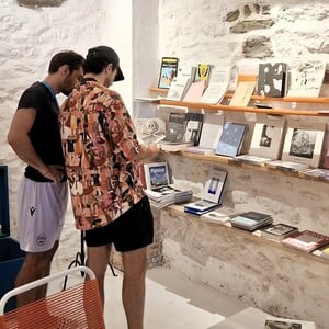Arsenale: Το πιο απρόσμενο βιβλιοπωλείο των Κυκλάδων φτιάχτηκε στην Ανάφη
