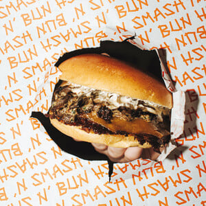 Smash'n Bun: Η νέα εποχή του smash burger μέσα από την υπογραφή του σεφ Μιχάλη Νουρλόγλου