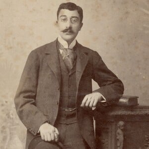 Κωνσταντίνος Καβάφης: Η εξαίρετη βιογραφία του κυκλοφόρησε μόλις στα Ελληνικά 