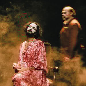 Το Θέατρο του Νέου Κόσμου υποδέχεται τη νέα σεζόν με σύγχρονα έργα, δυνατές ερμηνείες και σκηνοθετικές υπογραφές που συστήνουν ένα πολυφωνικό ρεπερτόριο