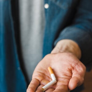 Παγκοσμίως, 1 στους 5 ενήλικες εξακολουθεί να καπνίζει