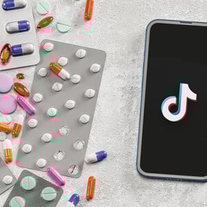 Επικίνδυνη «μόδα» στο Tik Tok με εφήβους να καταναλώνουν φάρμακα