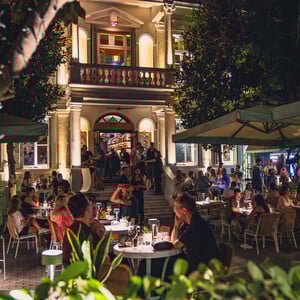 Casablanca Social Club: Το bar resto που στεγάζεται σε ένα ιστορικό νεοκλασικό της Θεσσαλονίκης