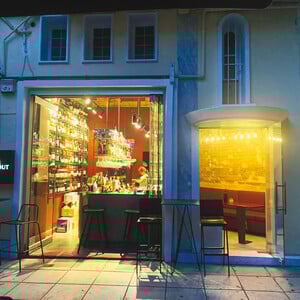 Wine Hideout: Το wine bar που προσφέρει ιδιαίτερη εμπειρία οίνου και γεύσης σε λίγα μόλις τετραγωνικά