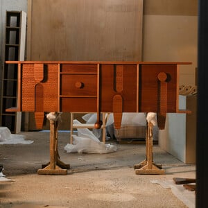 Η σύγχρονη τέχνη πιάνει στα χέρια της τα κλασικά έπιπλα «Συρίγος» 