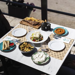 Φαμιλόκαλ: Νόστιμα πιάτα και ζωντανή μουσική στο αγαπημένο φαγάδικο