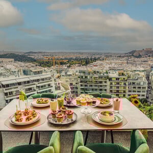 ΕΠΕΞ La Suite Rooftop Restaurant: Το πιο κυριακάτικο ραντεβού της Αθήνας έχει φόντο τον Λυκαβηττό