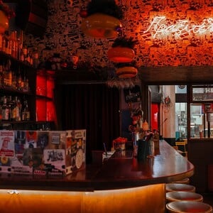 Πραξιτέλους bar: Εδώ και 16 χρόνια μάς προσφέρει τη διασκέδαση που αγαπάμε