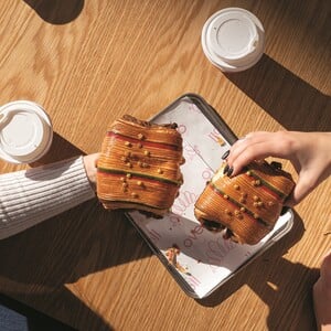 Overoll Croissanterie: Χριστούγεννα με limited εορταστικά κρουασάν και ιταλικό πανετόνε