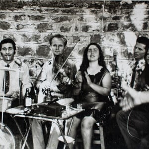 Παίζοντας βιολί στα πανηγύρια στα χωριά τα ’60s, προτού έρθουν οι φίρμες 