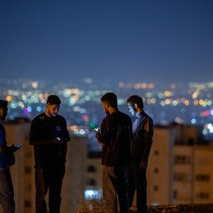 Το ισλαμικό καθεστώς του Ιράν «σβήνει» το ίντερνετ για να κρύψει το αίμα