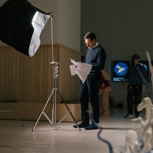 33’ με τον Άνταμ Κρίστιαν Κλαρκ στα γυρίσματα της ταινίας του «Bells»