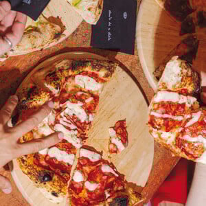 Don’t be a Dick: Απογευματινό ποτό και πίτσα σε ένα ντίσκο σκηνικό