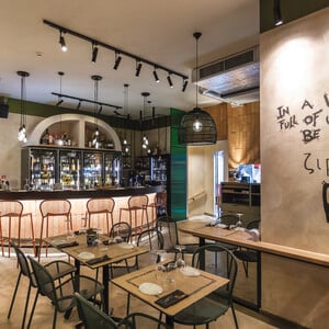 ζιράφ Wine Bar: Οινογνωσία για όλους σε ένα σκηνικό με street afro ατμόσφαιρα