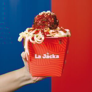 La Jacka: Το νέο street food του Πειραιά είναι ένα concept που έχει από πίσω ένα βαρύ όνομα