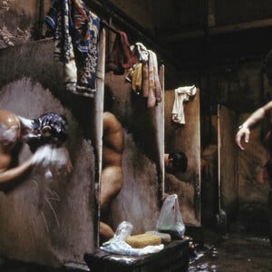 Γκάζι 1982-1984: Οι φωτογραφίες του Νίκου Μάρκου από το παλιό εργοστάσιο εκτίθενται ξανά