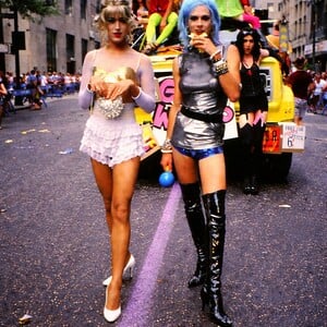 Για όλα όσα η ζωή δεν κατάφερε να θάψει: Η οδύνη του κόσμου της Nan Goldin απλώνεται στο Παρίσι