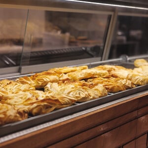 Πεντανόστιμες: Πίτες με φύλλο γιουφκά και σάντουιτς γεμισμένα με αλλαντικά και τυριά της ελληνικής παράδοσης