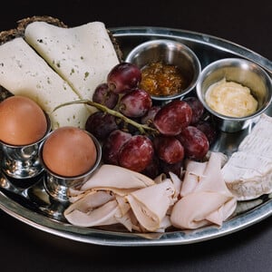 Από πότε τρώμε βραστά αυγά στα εστιατόρια και στα μπαρ της Αθήνας;