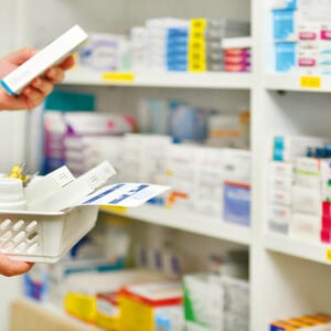 Τα φαρμακεία της γειτονιάς θα εξυπηρετούν κάθε μήνα συνταγές φαρμάκων υψηλού κόστους για χρόνιους ασθενείς