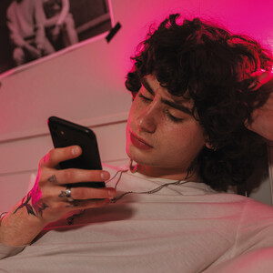 Στο στόχαστρο του υπουργείου Υγείας το doom scrolling, το άγχος, ο αυτισμός και η φτώχεια περιόδου σε παιδιά και εφήβους