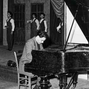 Μάνος Χατζιδάκις: Ποιο είναι το πρώτο και ποιο το σπανιότερο άλμπουμ του;