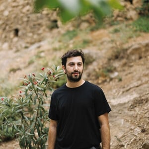 Από την Αθήνα στον Αργυρό Λέοντα: Ο Μάριο Μπανούσι και το θέατρο χωρίς λόγια που συγκινεί την Ευρώπη