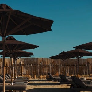 The C-Beach Restaurant: Ένα all-day καλοκαίρι δίπλα στο κύμα επιστρέφει στη Βούλα